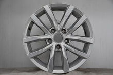 Laden Sie das Bild in den Galerie-Viewer, 1x Alufelge 16 Zoll 6.5&quot; 5x112 41ET Glanz Silber 3G0601025BM Vw Rim Wheel