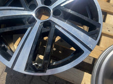 Laden Sie das Bild in den Galerie-Viewer, 1x Alufelge 17 Zoll 5x112 Glanz 2K7601025C VW Caddy Rim Wheel FEL7866762018yr