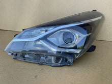 Load image into Gallery viewer, Frontscheinwerfer Toyota Yaris Links Scheinwerfer Headlight