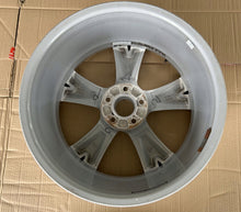 Laden Sie das Bild in den Galerie-Viewer, 1x Alufelge 19 Zoll 8.5" 5x112 32ET Glanz Silber 8T0601025F Audi A4 B8 Rim Wheel FEL2675640949js