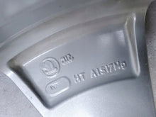 Laden Sie das Bild in den Galerie-Viewer, 1x Alufelge 17 Zoll 6.5&quot; 5x112 49ET Glanz Silber 565601025 Skoda Kodiaq