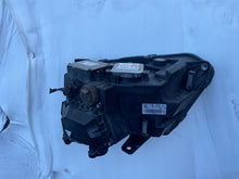 Laden Sie das Bild in den Galerie-Viewer, Frontscheinwerfer VW Amarok 2H3941032 Xenon Ein Stück (Rechts oder Links) SCH5180652000in