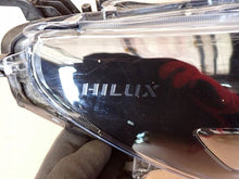 Load image into Gallery viewer, Frontscheinwerfer Toyota Hilux VIII 1EJ-923364-040 Rechts Scheinwerfer Headlight SCH2577610801zq