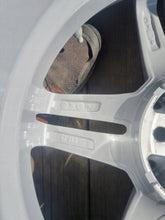 Laden Sie das Bild in den Galerie-Viewer, 4x Alufelge 17 Zoll 7.0" 5x112 44 5ET Glanz Silber KBA49955 Mercedes-Benz Gla FEL3504690375bi