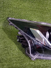 Laden Sie das Bild in den Galerie-Viewer, Frontscheinwerfer Toyota Corolla 81130-02T31 Rechts Scheinwerfer Headlight SCH2685096438ys
