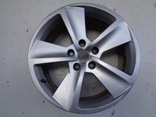 Laden Sie das Bild in den Galerie-Viewer, 1x Alufelge 17 Zoll 7.5&quot; 5x112 51ET Glanz Silber 5F0601025B Seat Rim Wheel