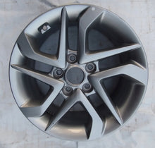 Load image into Gallery viewer, 1x Alufelge 16 Zoll 6.5&quot; 5x114.3 45ET Glanz Silber 52910-D7110 Hyundai Rim Wheel