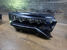 Laden Sie das Bild in den Galerie-Viewer, Frontscheinwerfer Skoda Octavia IV 5E4941010 Rechts Scheinwerfer Headlight SCH6410643101fi
