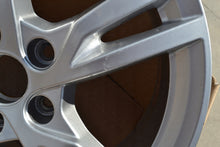 Laden Sie das Bild in den Galerie-Viewer, 1x Alufelge 17 Zoll 6.5&quot; 5x112 45ET Glanz Silber 8V0601025DK Audi A3 Rim Wheel