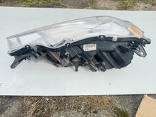 Laden Sie das Bild in den Galerie-Viewer, Frontscheinwerfer Mitsubishi Lancer I 8301C412 Xenon Rechts Headlight