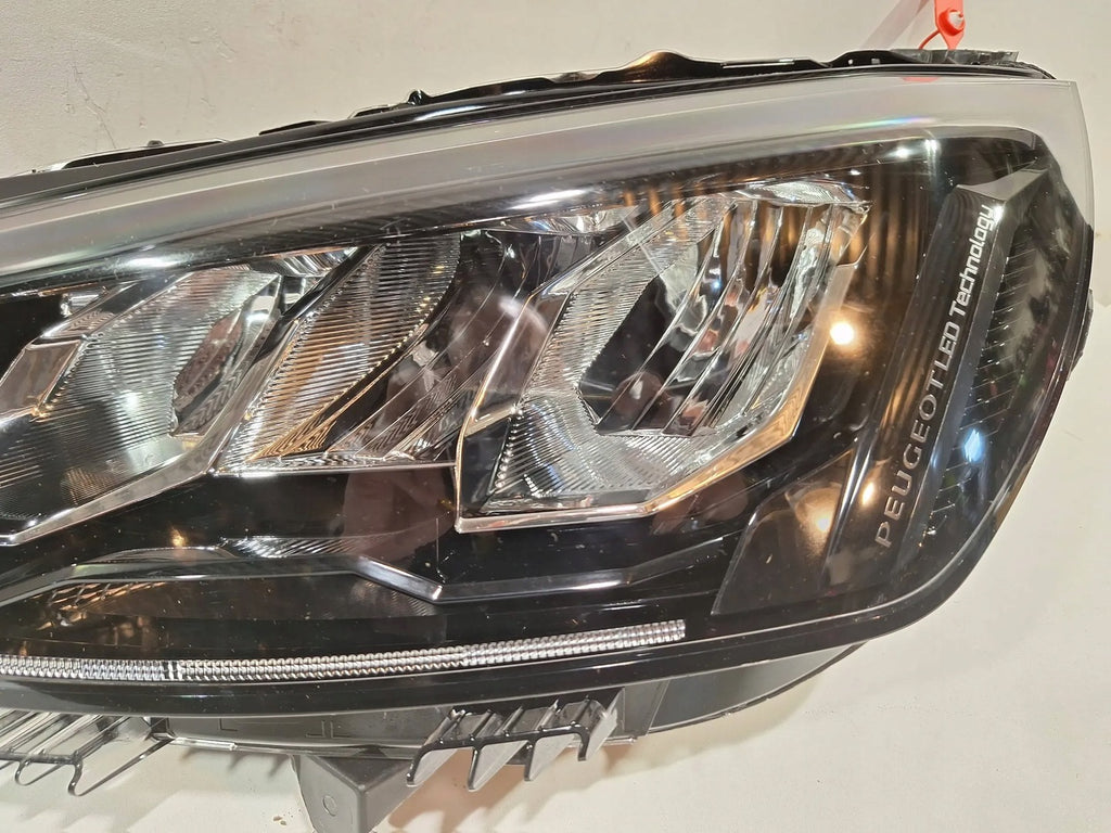 Frontscheinwerfer Peugeot 2008 208 II 9833036380 LED Links Headlight