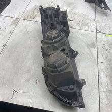 Laden Sie das Bild in den Galerie-Viewer, Frontscheinwerfer Volvo Xc70 II V70 8620687 89004806 Rechts Headlight