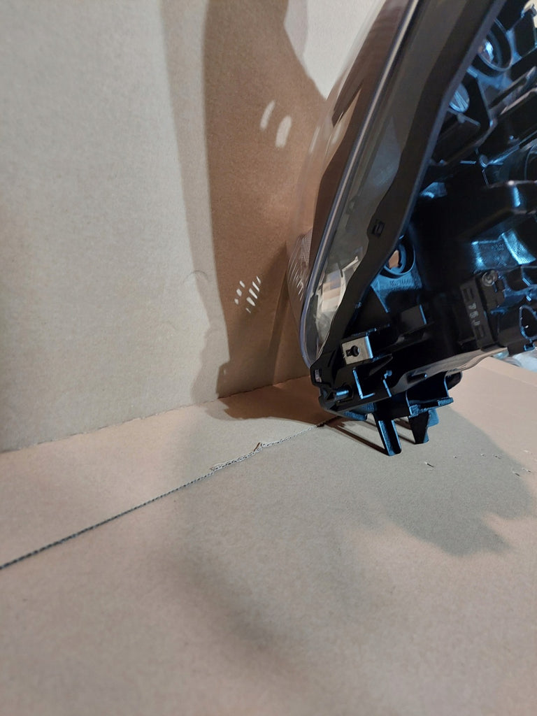 Frontscheinwerfer Mazda II DB5J-51040 Links Scheinwerfer Headlight