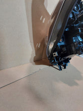 Laden Sie das Bild in den Galerie-Viewer, Frontscheinwerfer Mazda II DB5J-51040 Links Scheinwerfer Headlight