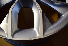 Laden Sie das Bild in den Galerie-Viewer, 1x Alufelge 19 Zoll 8.0&quot; 5x112 45ET Glanz Silber 57A601025G Skoda Karoq