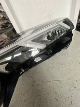 Laden Sie das Bild in den Galerie-Viewer, Frontscheinwerfer Dacia Sandero III 260601750R Links Scheinwerfer Headlight SCH8089489009ss