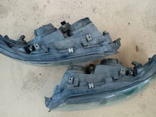 Laden Sie das Bild in den Galerie-Viewer, Frontscheinwerfer Volvo V70 II 89007898 89007897 Ein Satz Scheinwerfer Headlight