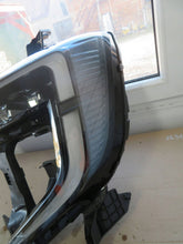 Laden Sie das Bild in den Galerie-Viewer, Frontscheinwerfer Renault Master 260609073R- 260609073R260609073R Links SCH5481780365cm