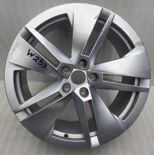 Laden Sie das Bild in den Galerie-Viewer, 1x Alufelge 19 Zoll 8.0&quot; 5x112 45ET 5LA601025B Skoda Octavia Rim Wheel