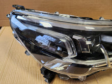 Laden Sie das Bild in den Galerie-Viewer, Frontscheinwerfer Toyota Hilux 81110-0K941 LED Ein Stück (Rechts oder Links)