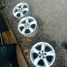 Laden Sie das Bild in den Galerie-Viewer, 3x Alufelge 15 Zoll 6.0&quot; 5x100 5J0601025A Skoda Rim Wheel