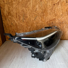 Load image into Gallery viewer, Frontscheinwerfer Toyota Yaris Cross Ein Satz Scheinwerfer Headlight SCH7092003280tl