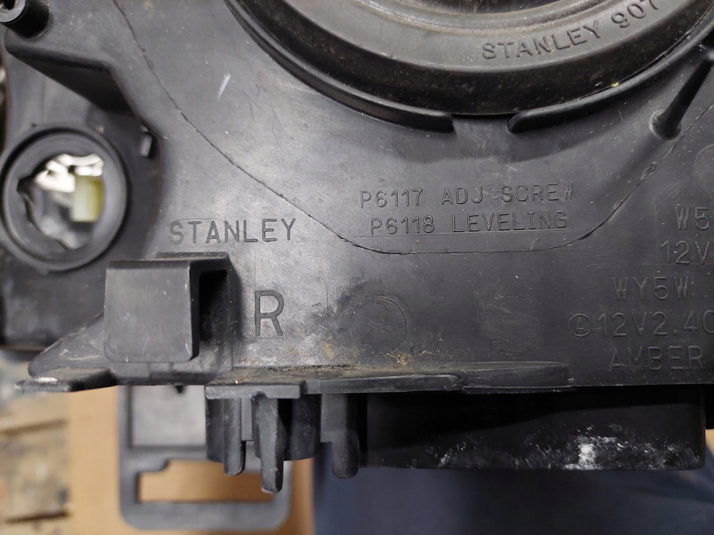 Frontscheinwerfer Mitsubishi Outlander II Ein Stück (Rechts oder Links)