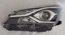 Laden Sie das Bild in den Galerie-Viewer, Frontscheinwerfer Toyota Yaris Links Scheinwerfer Headlight