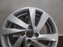 Load image into Gallery viewer, 1x Alufelge 15 Zoll 5.5&quot; 4x100 41ET Glanz Silber 1SL601025A Seat Rim Wheel