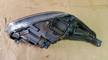 Laden Sie das Bild in den Galerie-Viewer, Frontscheinwerfer Ford Focus F1EB-13W029-A Ein Stück (Rechts oder Links) SCH6452754282nd
