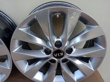 Load image into Gallery viewer, 1x Alufelge 17 Zoll 7.5&quot; 5x114.3 52 5ET Glanz Graphit 52910-D4250 Kia Optima