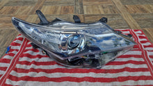 Laden Sie das Bild in den Galerie-Viewer, Frontscheinwerfer Toyota Auris 81110-02E21 Rechts Scheinwerfer Headlight