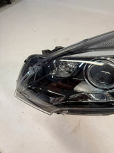 Laden Sie das Bild in den Galerie-Viewer, Frontscheinwerfer Opel Zafira C 13399860 Xenon Ein Stück (Rechts oder Links)