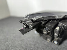 Laden Sie das Bild in den Galerie-Viewer, Frontscheinwerfer Toyota Yaris Cross Full LED Links Scheinwerfer Headlight SCH9603350754ms