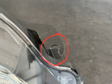 Laden Sie das Bild in den Galerie-Viewer, Frontscheinwerfer Toyota Yaris Rechts Scheinwerfer Headlight SCH4925581732zo