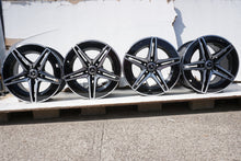 Laden Sie das Bild in den Galerie-Viewer, 4x Alufelge 18 Zoll 7.5" 5x112 40ET Glanz Schwarz A2064017600 Mercedes-Benz W206 FEL2444804569md