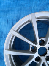 Load image into Gallery viewer, 1x Alufelge 17 Zoll 7.5" 5x112 36ET Glanz Silber 4K0601025 Audi A6 C8 B9 FEL5563141843kr