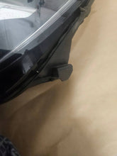 Laden Sie das Bild in den Galerie-Viewer, Frontscheinwerfer Peugeot 308 9816990680 Vorderseite Scheinwerfer Headlight SCH3928807363gy