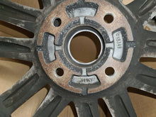 Laden Sie das Bild in den Galerie-Viewer, 1x Alufelge 16 Zoll 6.0&quot; 4x100 40ET 403001563R Dacia Rim Wheel