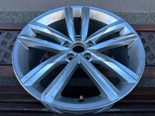 Laden Sie das Bild in den Galerie-Viewer, 1x Alufelge 18 Zoll 8.0" 5x112 44ET Glanz Silber 3G0601025H VW Passat B8 FEL7745153742uh