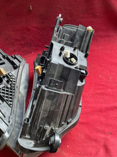 Laden Sie das Bild in den Galerie-Viewer, Frontscheinwerfer Skoda Superb III 3V1941015B 3V1941016B Xenon Ein Satz