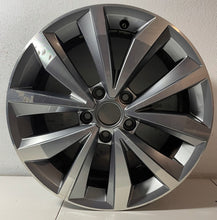 Laden Sie das Bild in den Galerie-Viewer, 1x Alufelge 17 Zoll 7.0" 5x112 45ET Glanz Silber 2GA601025B Mg T-Roc I Rim Wheel FEL1652978875ie