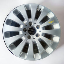 Laden Sie das Bild in den Galerie-Viewer, 1x Alufelge 16 Zoll 7.0&quot; 5x112 43ET Silber A2044010602 Mercedes-Benz Rim Wheel