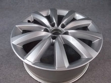 Load image into Gallery viewer, 1x Alufelge 17 Zoll 7.0&quot; 5x112 43ET Glanz Silber 5N0601025AR VW Tiguan Rim Wheel