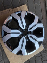 Load image into Gallery viewer, 1x Alufelge 17 Zoll 6.5&quot; 5x114.3 50ET Glanz Schwarz 403005180R Dacia Duster
