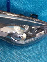 Laden Sie das Bild in den Galerie-Viewer, Frontscheinwerfer Kia Carens 92102-A4 LED Rechts Scheinwerfer Headlight