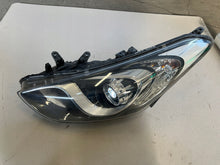 Load image into Gallery viewer, Frontscheinwerfer Hyundai I30 92101-A6020 Links Scheinwerfer Headlight