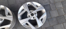 Load image into Gallery viewer, 1x Alufelge 15 Zoll 6.0&quot; 4x100 48ET Glanz Silber 52910-K7100 Hyundai Rim Wheel