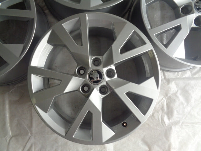 4x Alufelge 17 Zoll 7.0" 5x112 45ET Glanz Silber 5E0601025 Skoda Octavia III I FEL6379839727no
