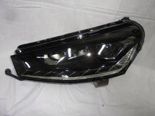 Laden Sie das Bild in den Galerie-Viewer, Frontscheinwerfer Skoda Fabia I 6VB941015B LED Ein Stück (Rechts oder Links)